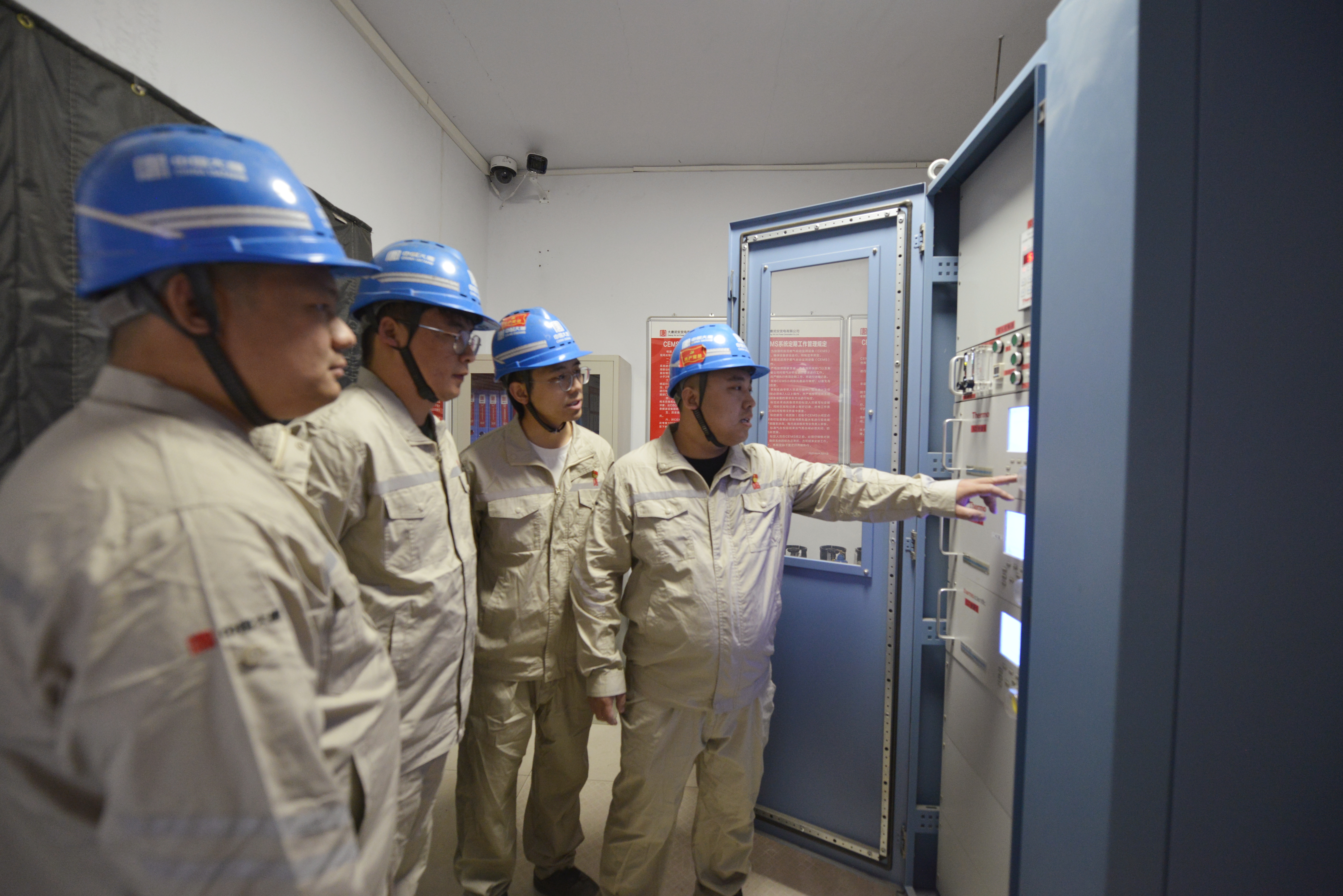 【大唐榜樣】大唐工人先鋒號(hào)-輔控班：創(chuàng)新為翼  爭(zhēng)當(dāng)先鋒 (1).jpg