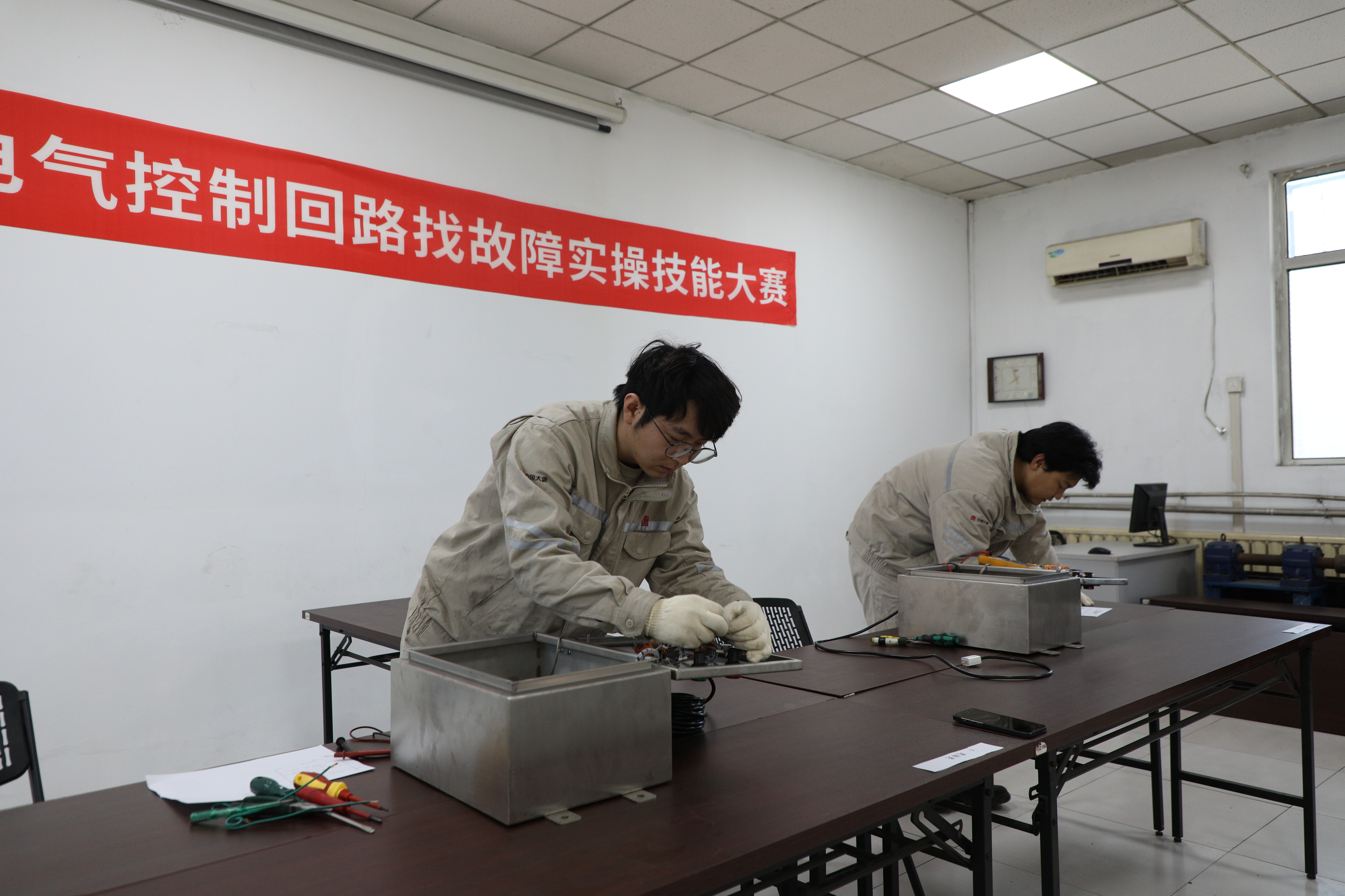 【新聞鏡頭】豐潤(rùn)熱電公司開(kāi)展電氣控制回路找故障實(shí)操技能大賽 (3).jpg